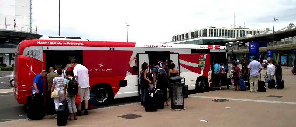 Les navettes de parkings privés indésirables à l’aéroport de Lyon