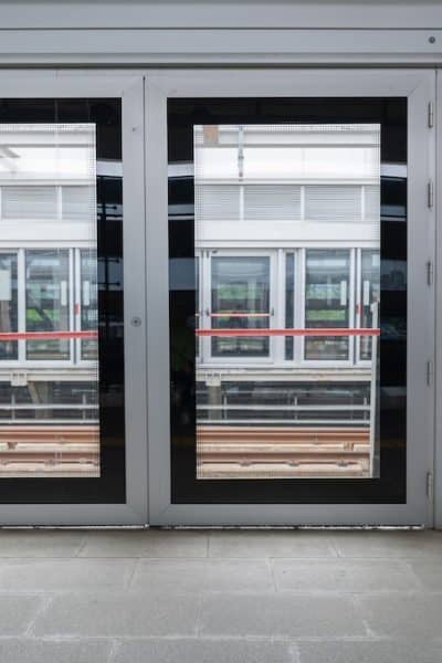 Portes de service en PVC et normes d’accessibilité : répondre aux exigences légales