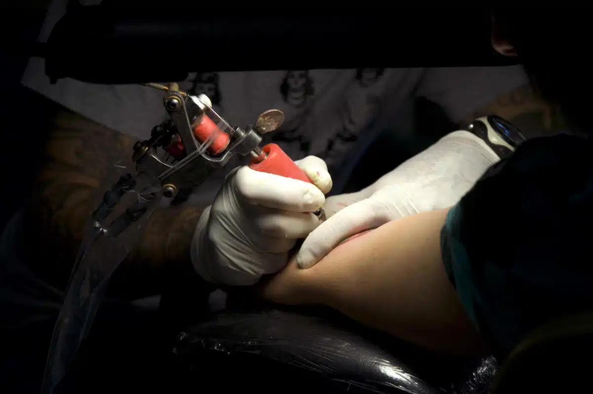 Les meilleurs tatoueurs en France pour un tatouage en forme de S