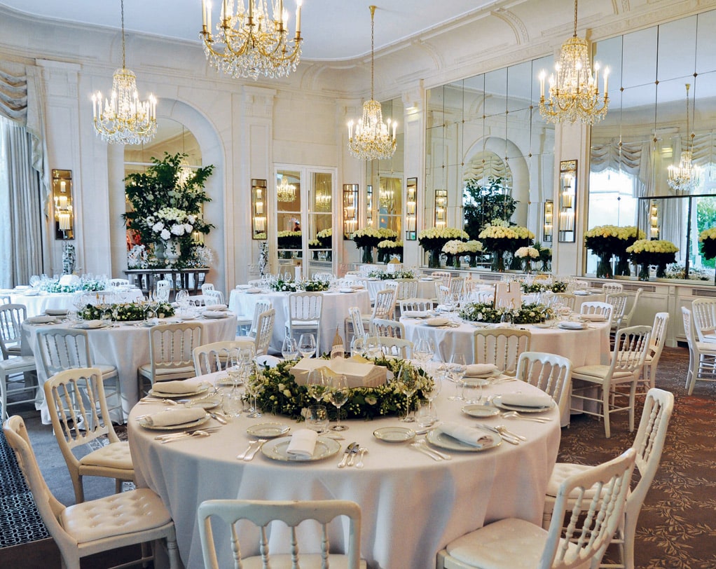 Une salle des fêtes décorée pour un mariage