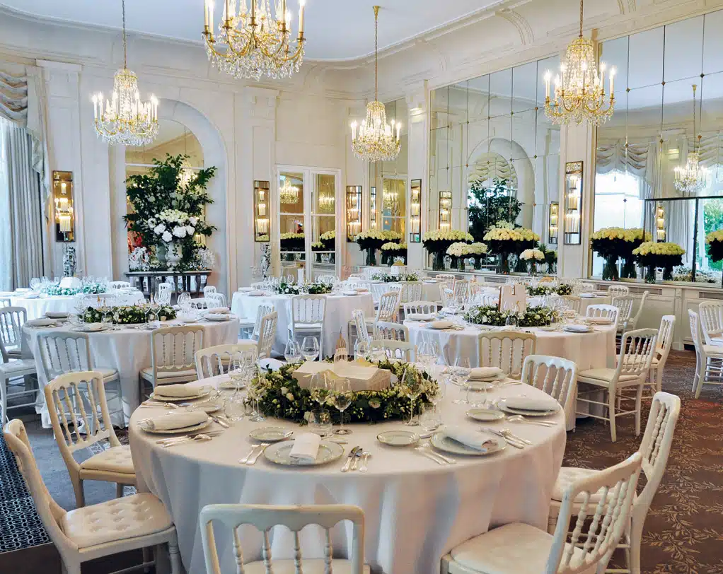 Une salle des fêtes décorée pour un mariage