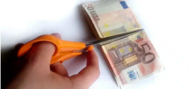 Pourquoi l’absence d’un salarié entraîne une retenue sur salaire ?