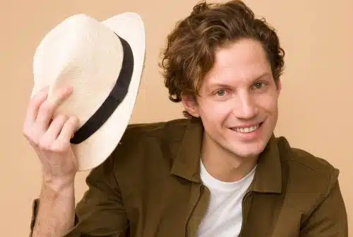 Quel chapeau porter quand on a les cheveux courts ?
