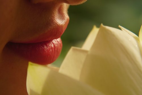 Réveil avec lèvre gonflée : causes et traitement