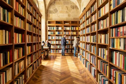 Intérieur d'une librairie indépendante dans le Rhône avec des étagères remplies de livres et des clients qui parcourent les rayons