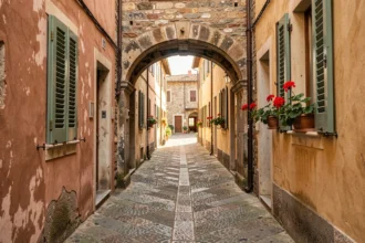 Ruelle en pierre d'une petite ville italienne avec arcades et volets colorés typiques